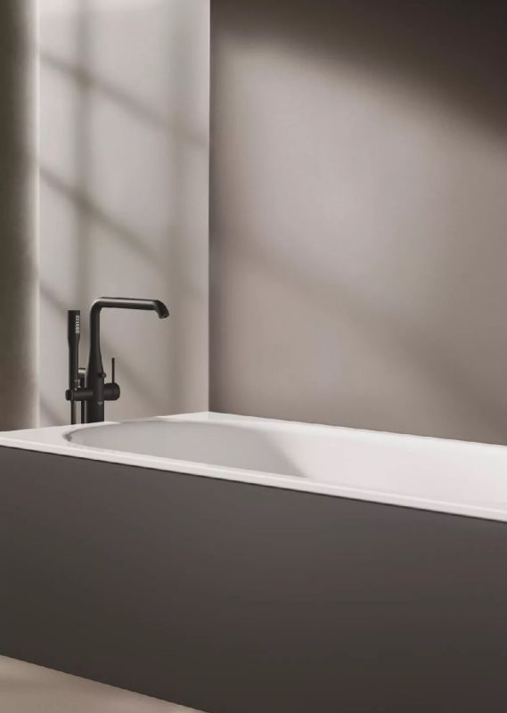 Змішувач підлоговий для ванни Essence 25248KF1 Black Grohe